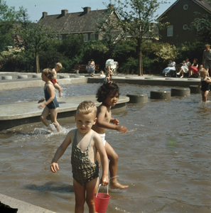 821556 Afbeelding van de plasvijver op de speelplaats aan het Majellapark te Utrecht.